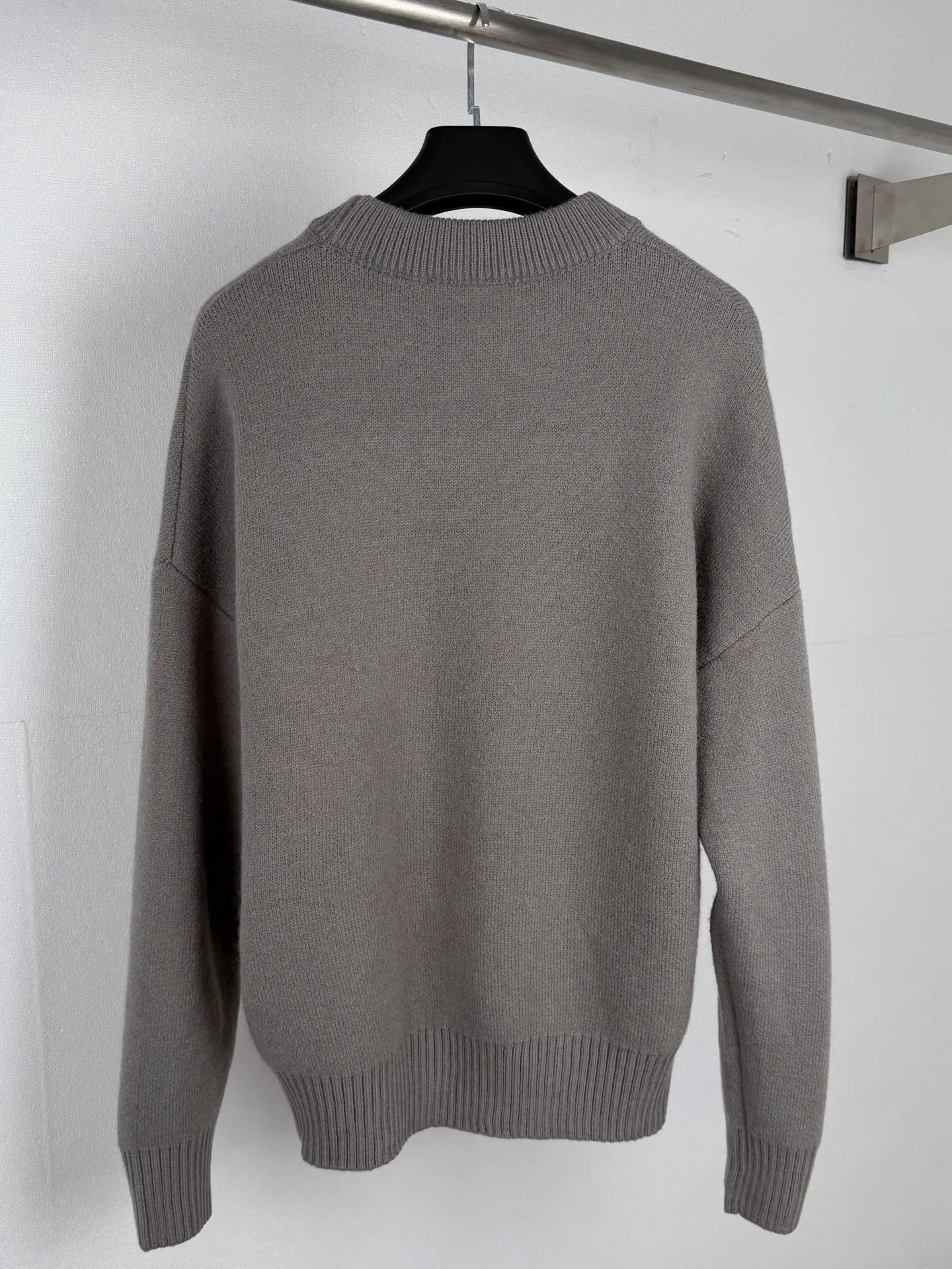 AMI Paris love jacquard crew neck sweater, custom-dyed luxurious Merino wool, soft and delicate, comfortable and close to the skin, with deep sea blue as the base, a calm spectrum dyed by twilight. A contrasting love heart jumps on the chest, quietly exuding its own charming halo. The brand is highly recognizable. The elegance and casualness of French fashion are the ultimate simplification of color, and convey the love and persistence of life. Meet the ultimate simplicity, the well-deserved king of Versatile. Process 1: Jacquard tissue imported from Germany. Precisely control the arrangement and interweaving of yarns. Carefully interweave on the loom. Ami love jacquard artistic pattern inlay. The fabric is more vivid and three-dimensional. Process 2: Softening and deodorizing process of ready-made clothes. Use professional washing equipment and specific detergents to deep clean and deodorize clothes. Improve the feel and appearance of clothes. Accessories: Customized 1:1 Ami Trademark Fit: Loose fit Size: S M L XL